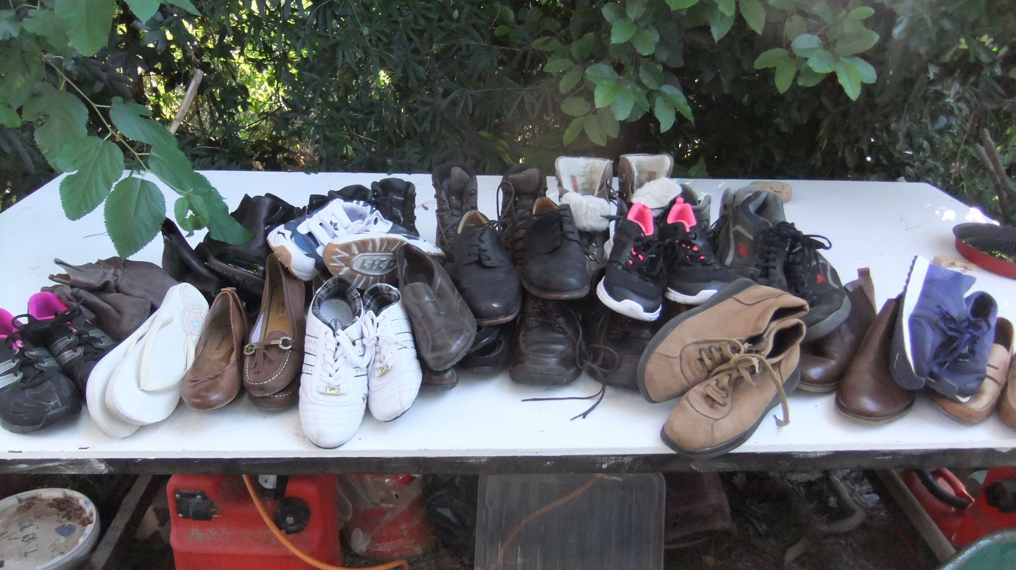 Schuhe werden auf Lesbos verteilt