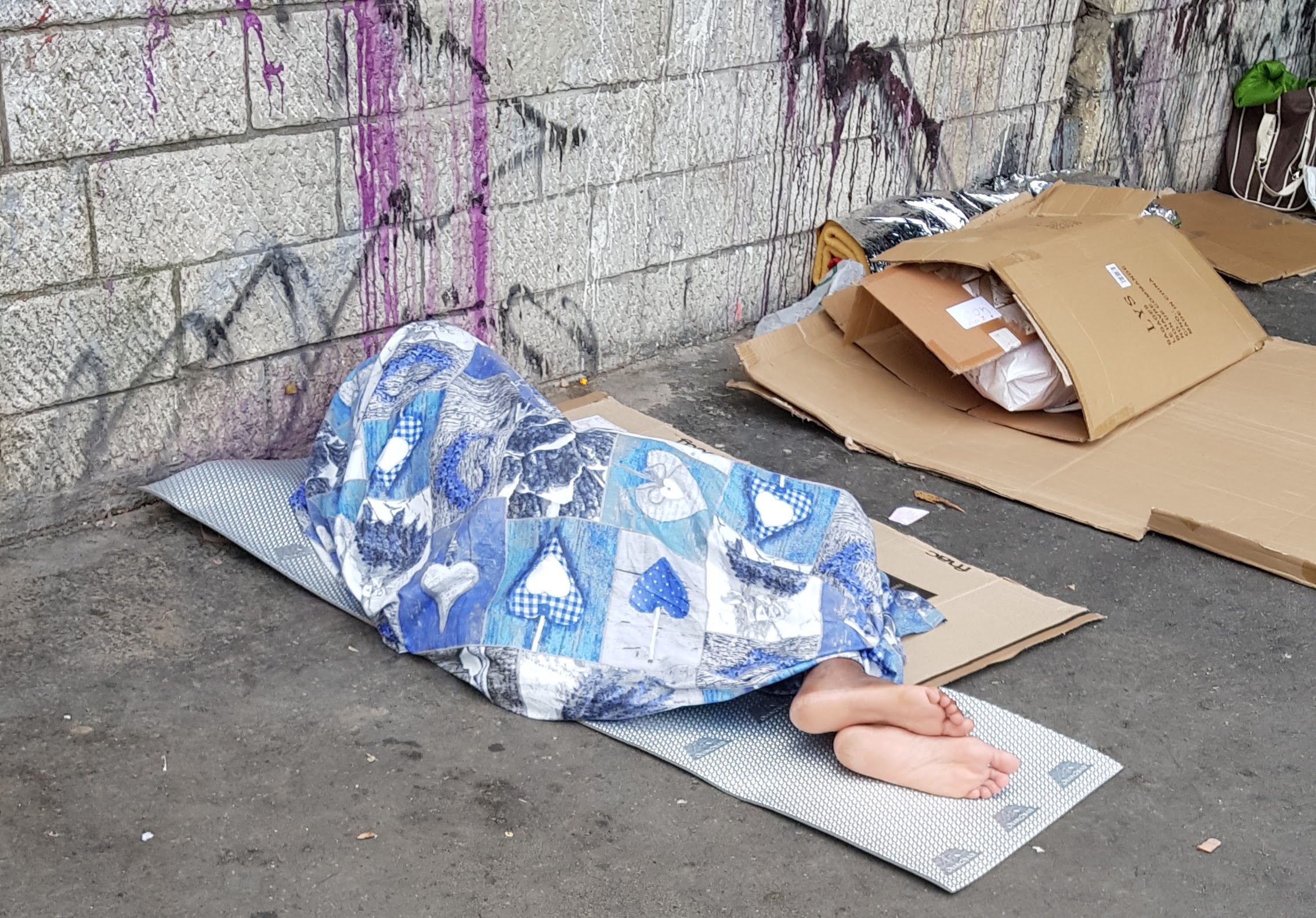 Obdachloser Flüchtling ohne Schuhe